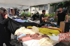 Semt pazarında kendi bestelerini seslendirip satış yapıyor