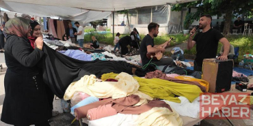 Semt pazarında kendi bestelerini seslendirip satış yapıyor