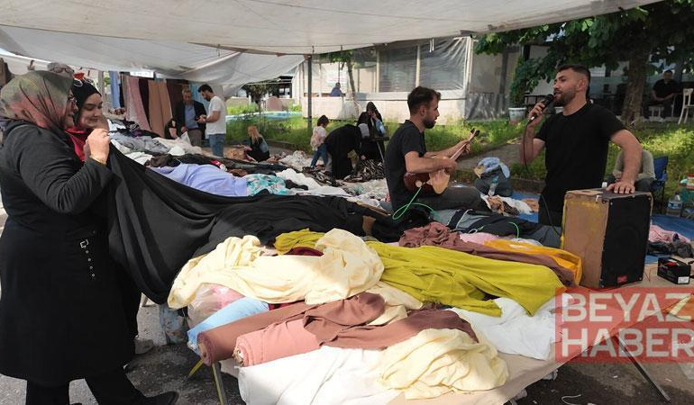 Semt pazarında kendi bestelerini seslendirip satış yapıyor