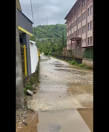 Rize’de sağanak; çay fabrikası ile inşaat alanını su bastı