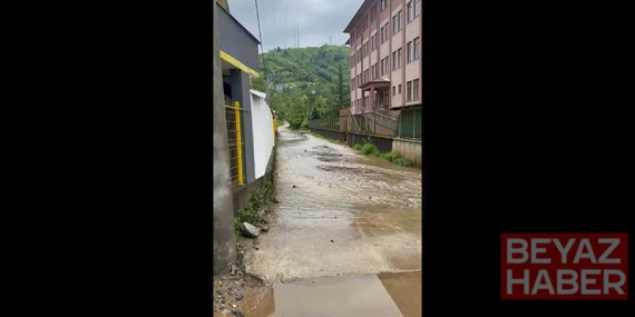 Rize’de sağanak; çay fabrikası ile inşaat alanını su bastı