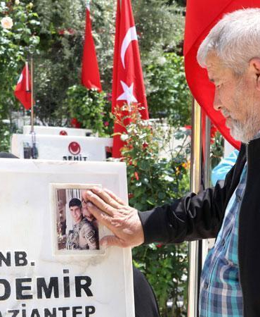 Gaziantep’te şehitlik ve mezarlıklarda ziyaretçi yoğunluğu