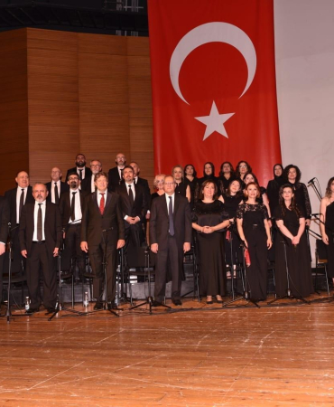 Doktor, hemşire ve hastane çalışanlarından Türk halk müziği konseri
