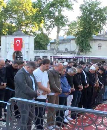 Bayram namazını Eyüpsultan Camii’nde kıldılar