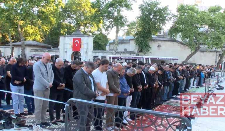 Bayram namazını Eyüpsultan Camii’nde kıldılar