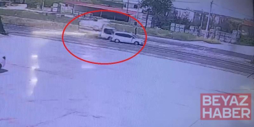 Kurbanlık yüklü kamyonetle hafif ticari aracın çarpıştığı kaza kamerada: 4 yaralı