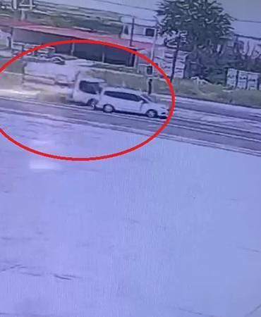 Kurbanlık yüklü kamyonetle hafif ticari aracın çarpıştığı kaza kamerada: 4 yaralı