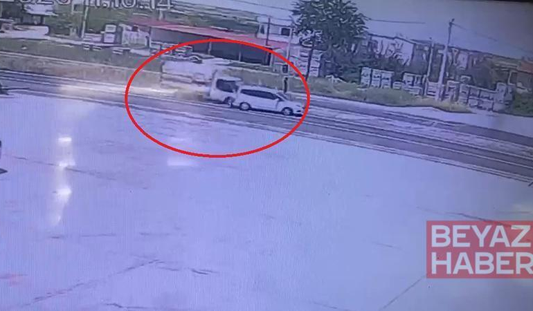 Kurbanlık yüklü kamyonetle hafif ticari aracın çarpıştığı kaza kamerada: 4 yaralı