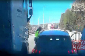 TIR’ın çarptığı uzman çavuş yaralandı; kaza kamerada