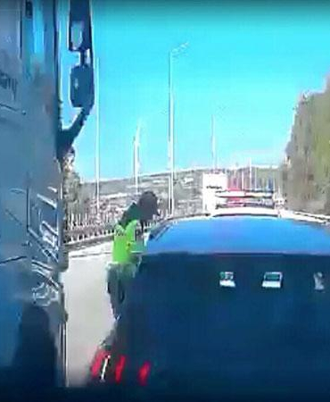 TIR’ın çarptığı uzman çavuş yaralandı; kaza kamerada