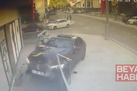 Otomobil iş yerine girdi; kaza anı kamerada
