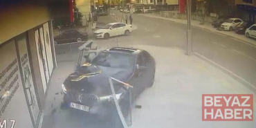 Otomobil iş yerine girdi; kaza anı kamerada