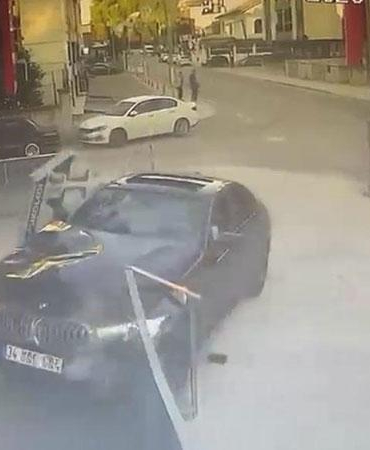 Otomobil iş yerine girdi; kaza anı kamerada
