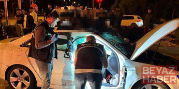 Kazada otomobilin üzerine savrulan motosiklet sürücüsü öldü