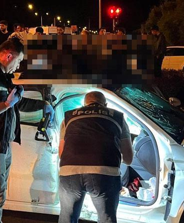 Kazada otomobilin üzerine savrulan motosiklet sürücüsü öldü