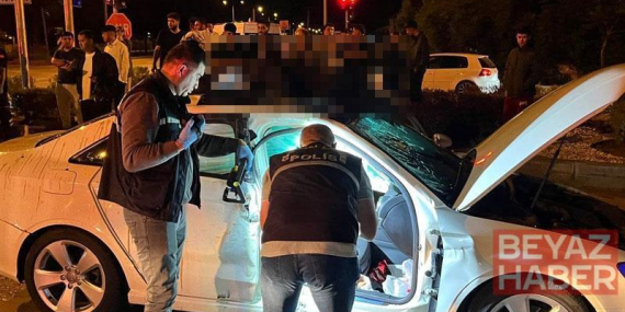 Kazada otomobilin üzerine savrulan motosiklet sürücüsü öldü