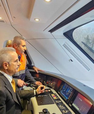 Milli elektrikli hızlı tren saatte 240 kilometreye ulaştı