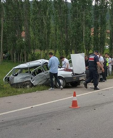 Amasya’da iki otomobil çarpıştı: Dede ve torun öldü, 2 yaralı