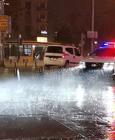 İzmir’de kısa süreli sağanak yağış etkili oldu