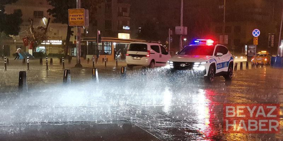 İzmir’de kısa süreli sağanak yağış etkili oldu