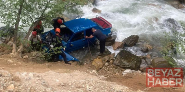 Otomobil dereye düştü; karı-koca öldü, 1 yaralı