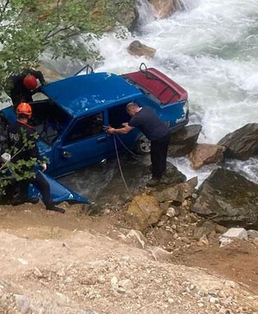 Otomobil dereye düştü; karı-koca öldü, 1 yaralı