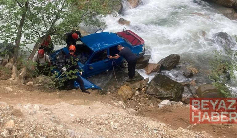 Otomobil dereye düştü; karı-koca öldü, 1 yaralı