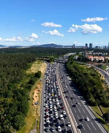 İstanbul’da bayramın üçüncü gününde dönüş trafiği havadan görüntülendi