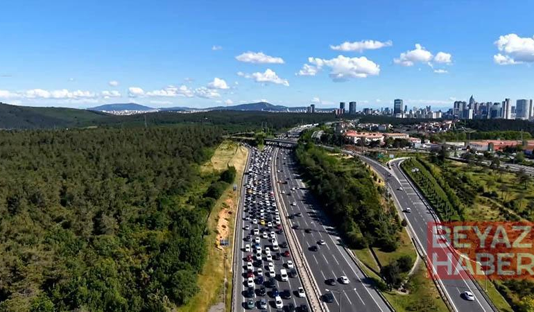 İstanbul’da bayramın üçüncü gününde dönüş trafiği havadan görüntülendi
