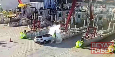 Otoyol gişelerine çarpan otomobildeki karı-kocayı ölüm ayırdı; kaza anı kamerada