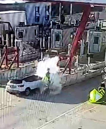 Otoyol gişelerine çarpan otomobildeki karı-kocayı ölüm ayırdı; kaza anı kamerada
