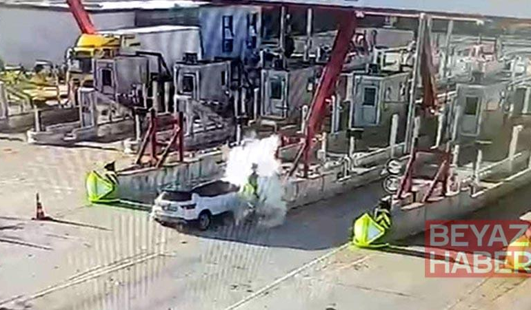 Otoyol gişelerine çarpan otomobildeki karı-kocayı ölüm ayırdı; kaza anı kamerada