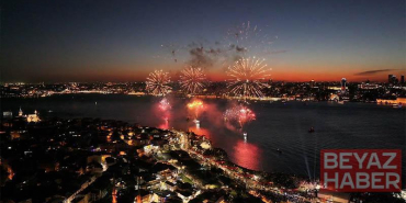 İstanbul Boğazı’ndaki havai fişek gösterisi havadan görüntülendi