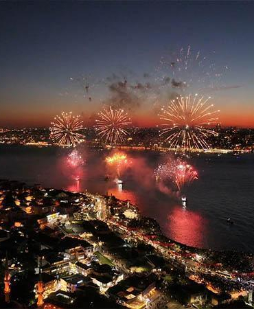İstanbul Boğazı’ndaki havai fişek gösterisi havadan görüntülendi