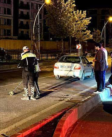 İki otomobilin peş peşe çarptığı yaya öldü