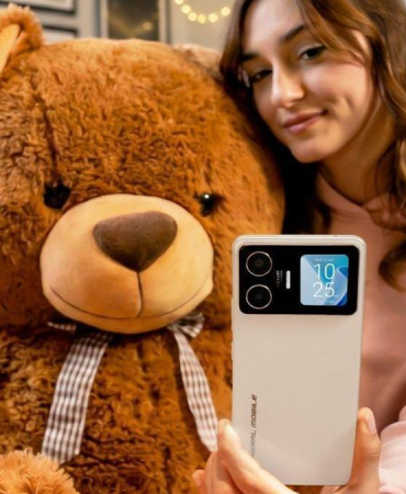 AMOLED arka ekranıyla fark yaratıyor