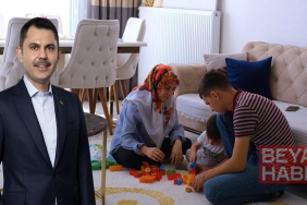 Bakan Kurum, depremzede ailenin bayram sevincini paylaştı