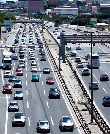 Bayramın son gününde Çamlıca gişelerindeki yoğunluk havadan görüntülendi