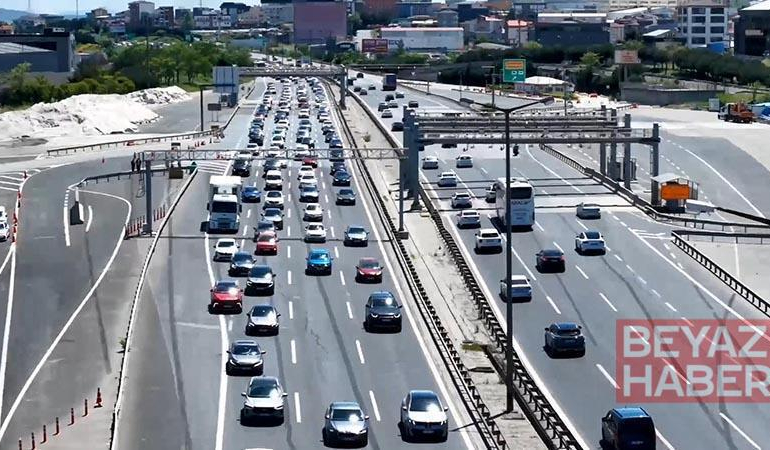 Bayramın son gününde Çamlıca gişelerindeki yoğunluk havadan görüntülendi