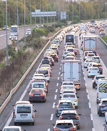 Anadolu Otoyolu Düzce geçişinde trafik durma noktasında
