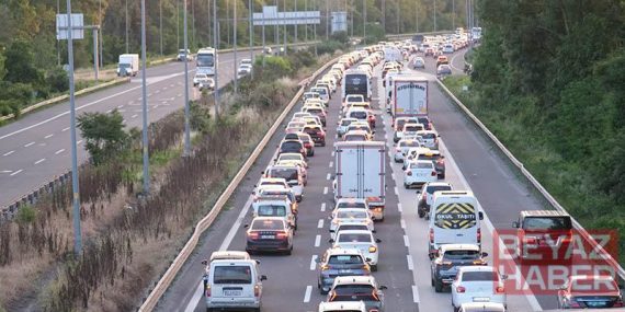 Anadolu Otoyolu Düzce geçişinde trafik durma noktasında