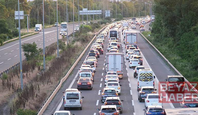 Anadolu Otoyolu Düzce geçişinde trafik durma noktasında