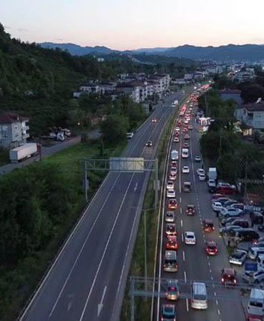 Bayram tatili dönüşü Karadeniz Sahil Yolu