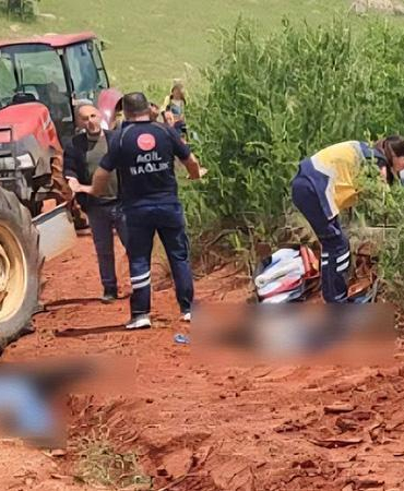 Traktör kazasında baba ile oğul öldü