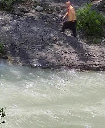 Serinlemek için girdiği çayda akıntıya kapılarak kayboldu