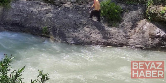 Serinlemek için girdiği çayda akıntıya kapılarak kayboldu