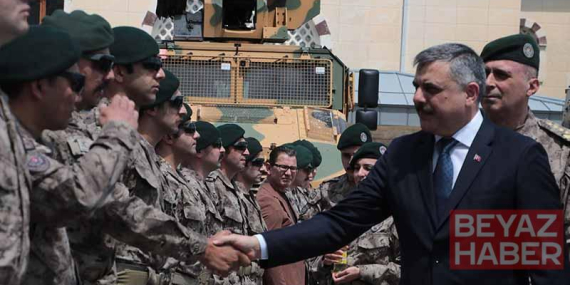 Bakan Çiftçi, özel harekat polisleriyle bayramlaştı