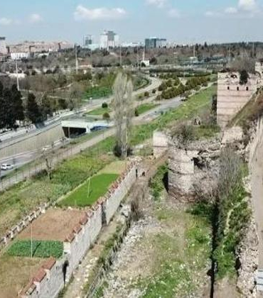 Fatih’te surlarda şüpheli hareket ihbarı: Telefonlarında 2024’teki sur cinayetine ilişkin içerikler çıktı