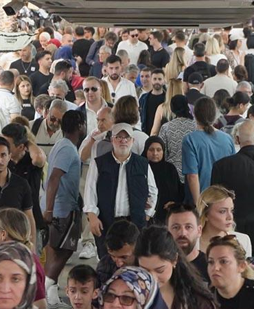 Bayram tatilinin son gününde Eminönü’nde alışveriş yoğunluğu
