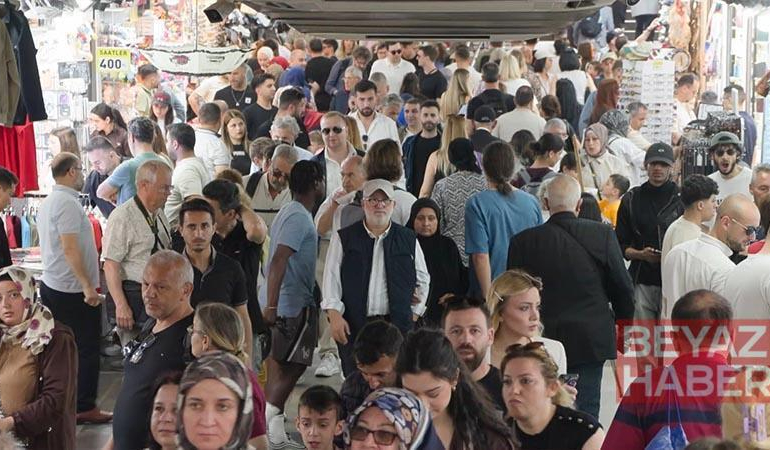 Bayram tatilinin son gününde Eminönü’nde alışveriş yoğunluğu
